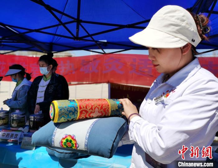 圖為青海省互助縣的中藥枕頭。　張?zhí)砀?攝