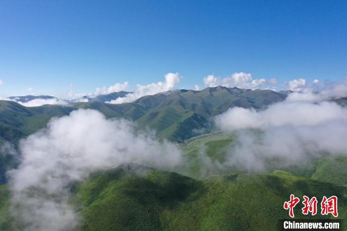 航拍賽來(lái)塘鎮(zhèn)山間云霧繚繞。　馬銘言 攝