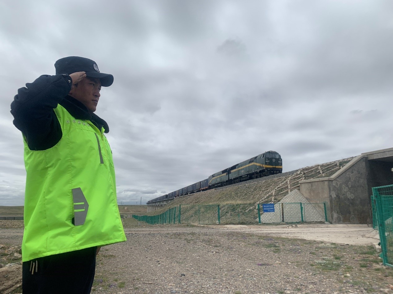 護路隊員昂旺益西告訴記者，每當火車經(jīng)過向火車敬禮的時候，自己內(nèi)心會有一種自豪感油然而生。人民網(wǎng) 宋晨 攝