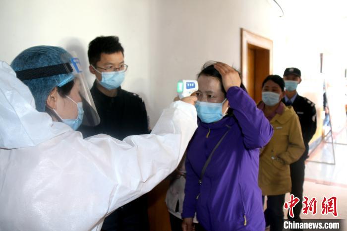 西藏移民管理警察進(jìn)行核酸檢測確保防疫工作萬無一失