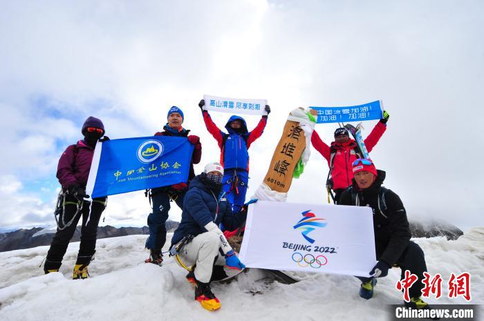 圖為5日，登山者在洛堆峰頂合影?！垈?攝