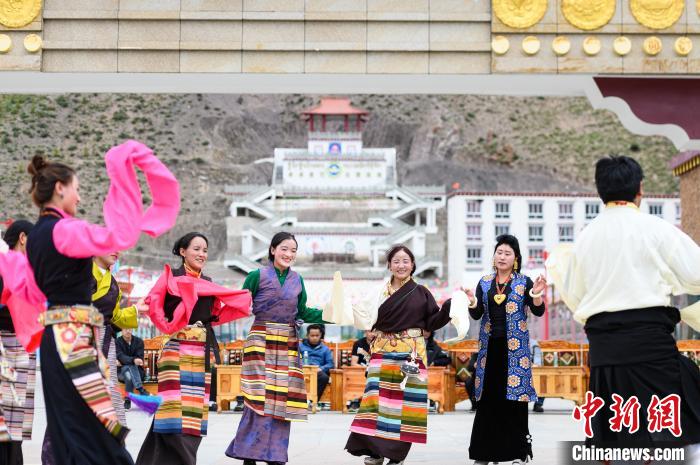 圖為西藏昌都市洛隆縣易地搬遷安置點(diǎn)阿托卡小康示范新村村民載歌載舞慶脫貧(資料圖)?！『闻罾?攝