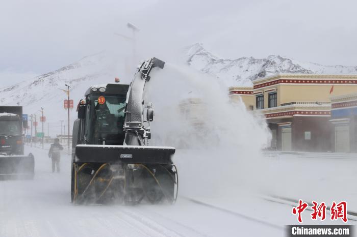 圖為該支隊官兵正在清理路面積雪。　董尼么太 攝