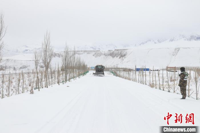 圖為救援官兵正在緊急清理路面積雪?！《崦刺?攝