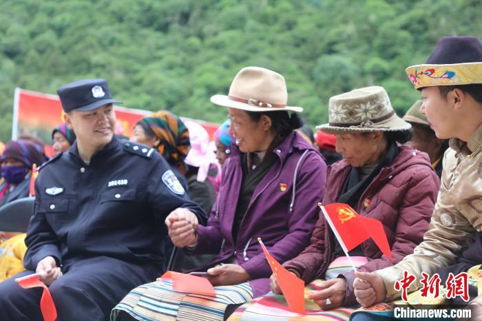 圖為李陽副所長(前排左一)與卓嘎、央宗姐妹共同參加愛國主義教育活動。　德吉 攝