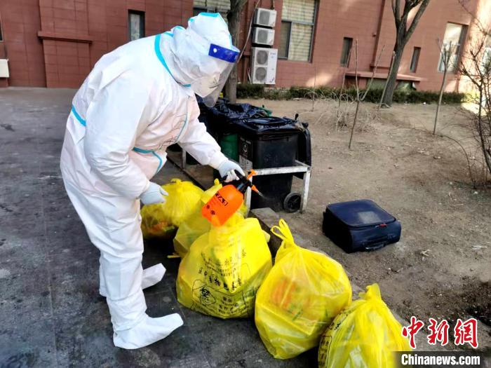 給垃圾做消殺。　鐵西區(qū)委宣傳部 攝