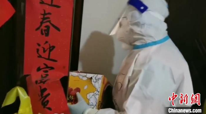 為封閉在家居民送快遞?！¤F西區(qū)委宣傳部 攝