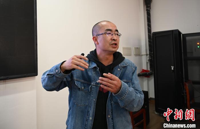 圖為西藏大學教授寧長春授課宣講。