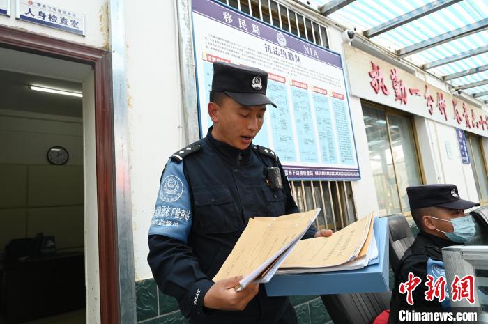 圖為洛桑朗嘎向記者展示卷宗。　趙朗 攝