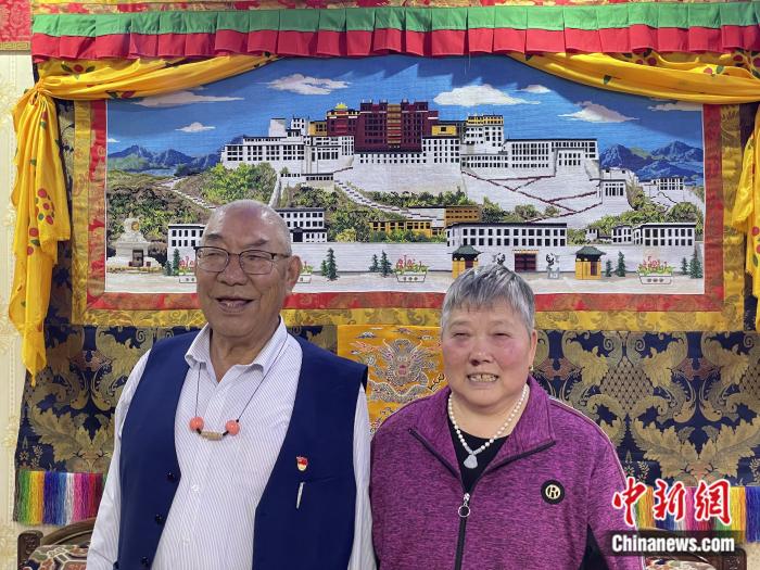 甲央曲培和杜應芳在家中。彭寧鈴 攝