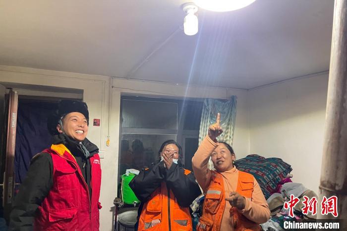 青藏公路109道班接入大網(wǎng)電?！?閆昱翰 　攝