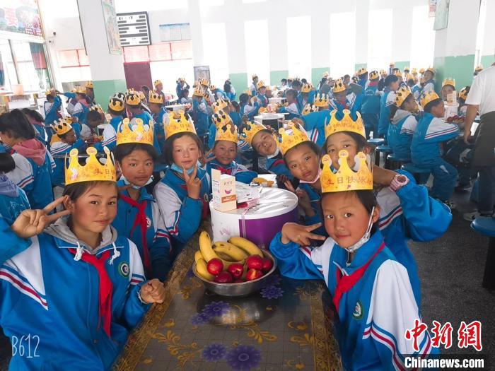 圖為加查縣安繞鎮(zhèn)小學學生集體過六一兒童節(jié)。　安繞鎮(zhèn)小學供圖