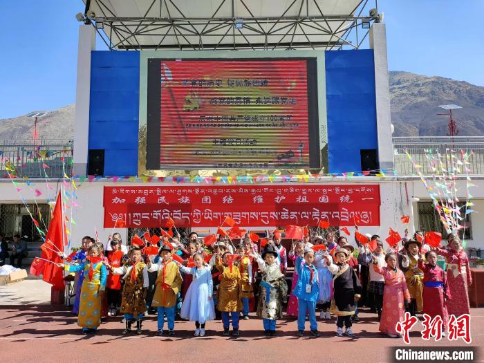 圖為加查縣安繞鎮(zhèn)小學各民族代表學生齊唱紅歌?！“怖@鎮(zhèn)小學供圖