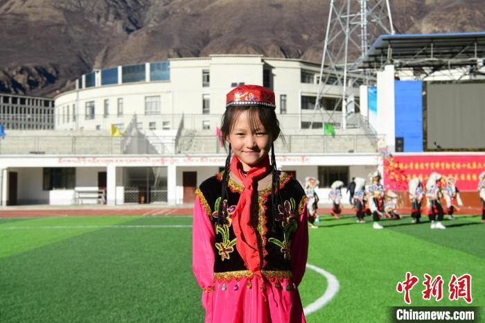 圖為加查縣安繞鎮(zhèn)小學回族學生馬萍?！∝暩聛硭?攝