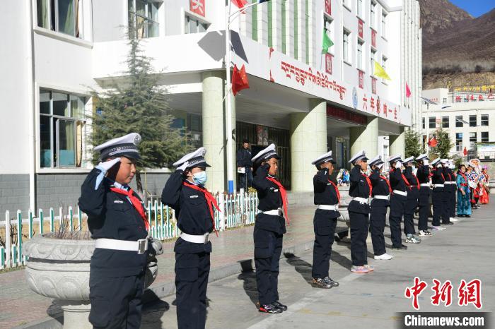 圖為加查縣安繞鎮(zhèn)小學學生爭當“小交警”體驗交警工作?！∝暩聛硭?攝