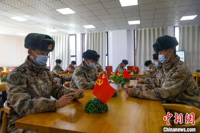 圖為阿里軍分區(qū)某邊防團組織官兵通過手機收聽收看二十大開幕盛況?！詵|供圖