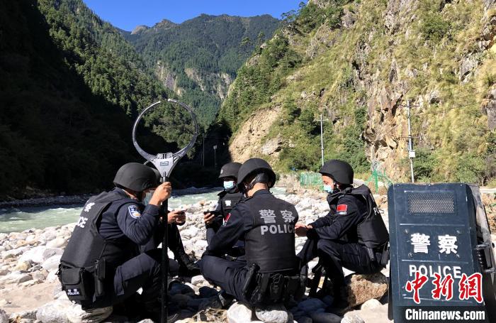 圖為西藏吉隆出入境邊防檢查站移民管理警察在中尼邊境巡邏途中收看二十大開幕直播?！」陆y(tǒng) 攝