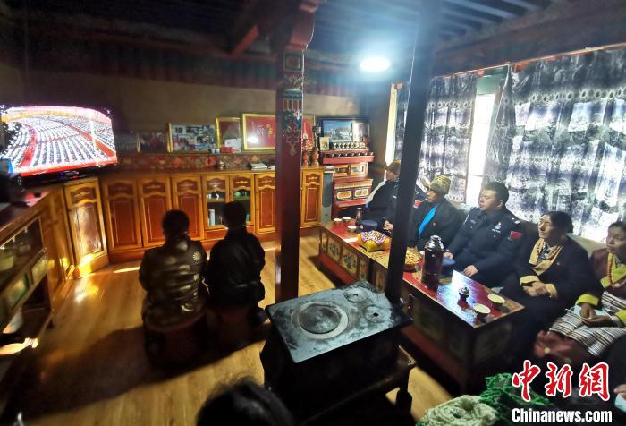 圖為西藏普蘭出入境邊防檢查站斜爾瓦執(zhí)勤點移民管理警察與駐地民眾一起收看二十大開幕盛況。　郭曉光 攝