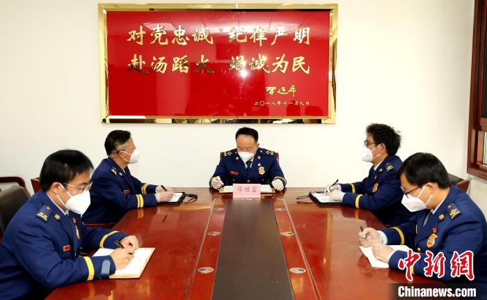 圖為西藏森林消防總隊在二十大開幕會結束后組織學習討論?！∥鞑厣窒揽傟牴﹫D