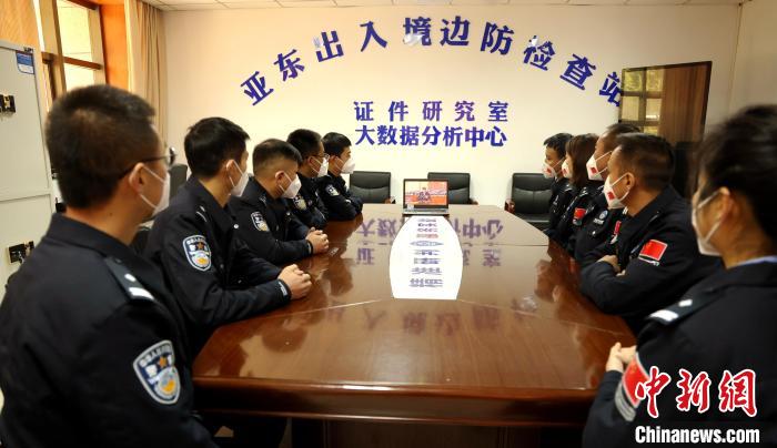 圖為西藏亞東出入境邊防檢查站組織民警收看二十大開幕會直播。　亞東出入境邊防檢查站供圖
