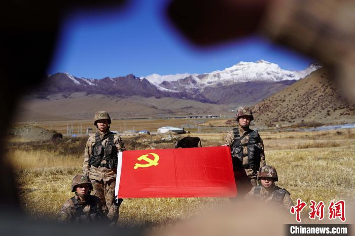指導(dǎo)員楊磊帶領(lǐng)官兵重溫入黨誓詞?！∥鞑厣侥宪姺謪^(qū)某團(tuán)供圖