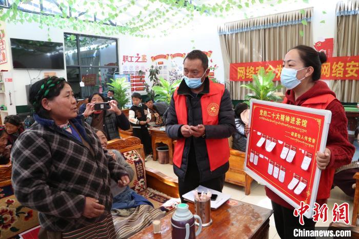 圖為瓊結(jié)縣村民參與問答。　倫珠澤仁 攝