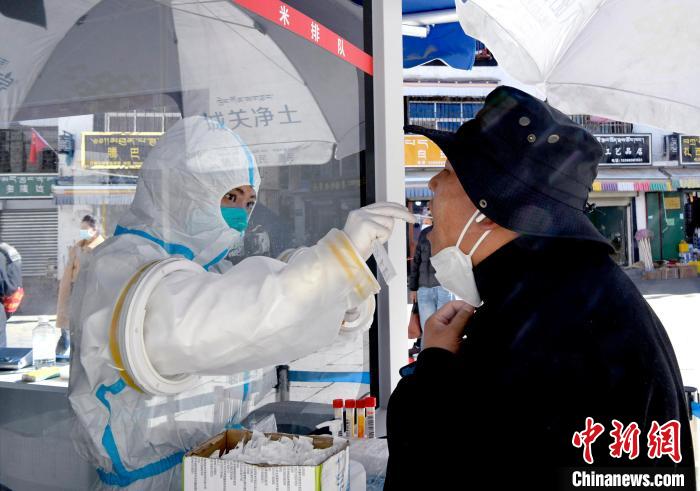 12月7日，拉薩市民正在進(jìn)行核酸檢測(cè)?！±盍?攝