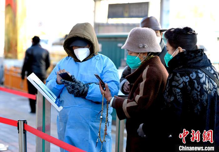 12月7日，拉薩市民掃碼進(jìn)入銀行辦理業(yè)務(wù)?！±盍?攝
