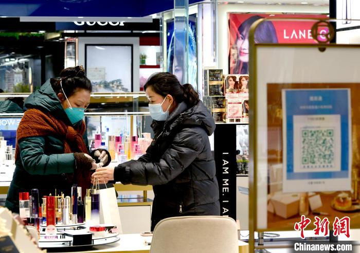 12月7日，拉薩，市民掃碼進(jìn)入拉薩百貨大樓選購(gòu)護(hù)膚品?！±盍?攝