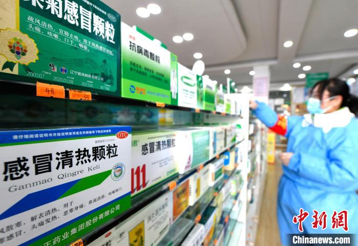 12月7日，拉薩宇拓路一藥店工作人員正在整理店內(nèi)的感冒類(lèi)藥品。　李林 攝