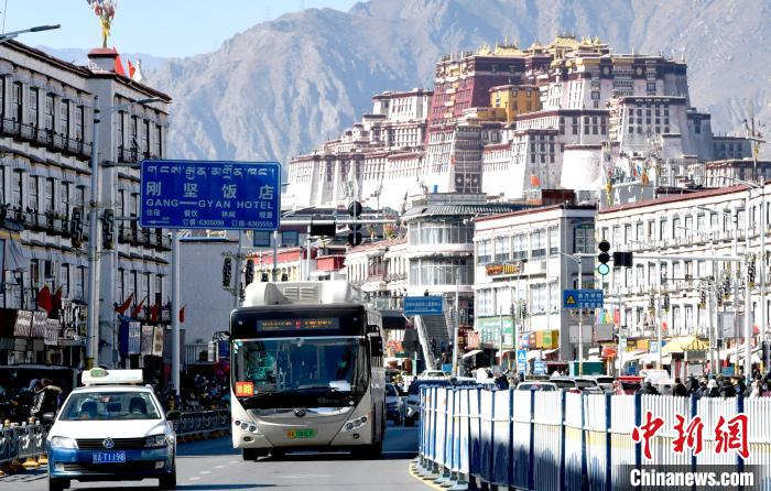 12月7日，一輛公交車(chē)從拉薩市城關(guān)區(qū)北京東路駛過(guò)。　李林 攝
