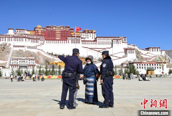 圖為1月23日，布達(dá)拉宮廣場(chǎng)派出所民警正在回答民眾咨詢。　貢嘎來松 攝