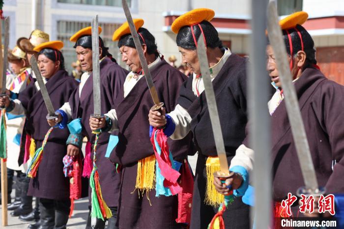 圖為藝人們手持藏刀表演加麻百·甲江?！愔闈扇?攝