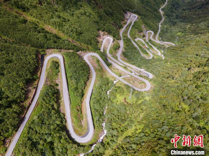 圖為西藏山南錯(cuò)那縣的盤(pán)山公路，錯(cuò)那縣被命名為全國(guó)“四好農(nóng)村路”示范縣?！〗w波 攝