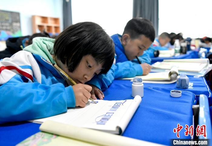 3月14日，西藏拉薩市第一小學(xué)一年級(jí)六班的學(xué)生們?cè)诓卣Z文課上書寫藏文。　李林 攝