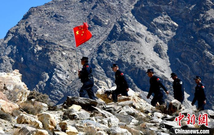 底雅邊境派出所民警夏永軍(左一)在巡邏中。　李林 攝