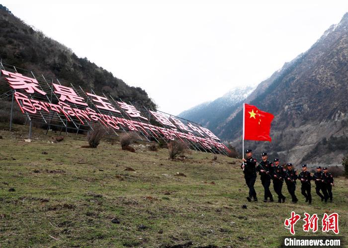 山南邊境管理支隊玉麥邊境派出所民警在轄區(qū)開展巡邏?！∴嶇?攝