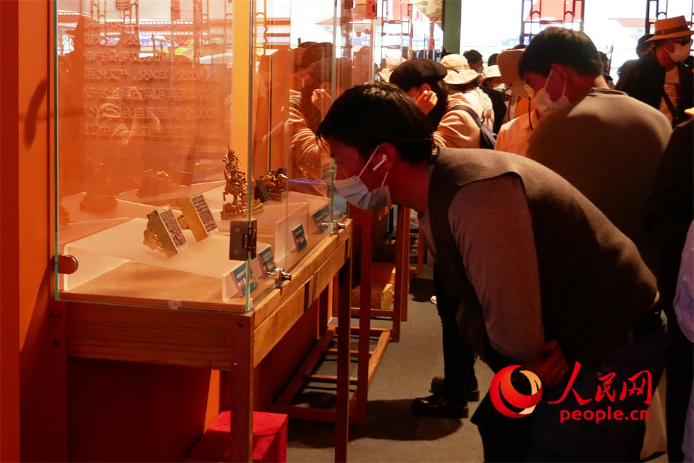 觀眾正在展區(qū)參觀。人民網(wǎng) 韋衍行攝