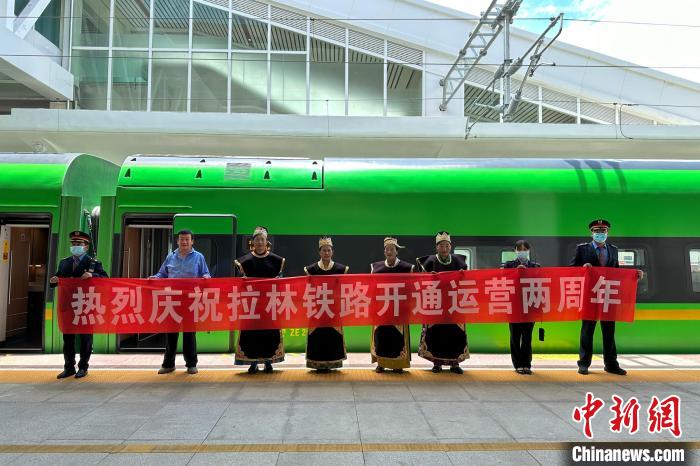 中國(guó)鐵路青藏集團(tuán)有限公司慶祝拉林鐵路開通運(yùn)營(yíng)兩周年。　李海星 攝