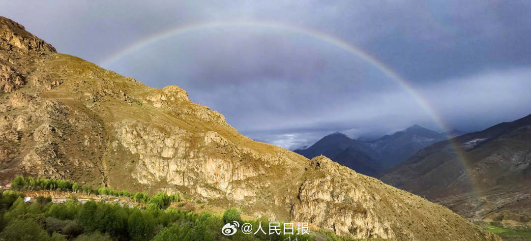 接好運(yùn)！青藏高原現(xiàn)巨大彩虹橋