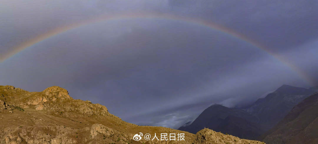 接好運(yùn)！青藏高原現(xiàn)巨大彩虹橋