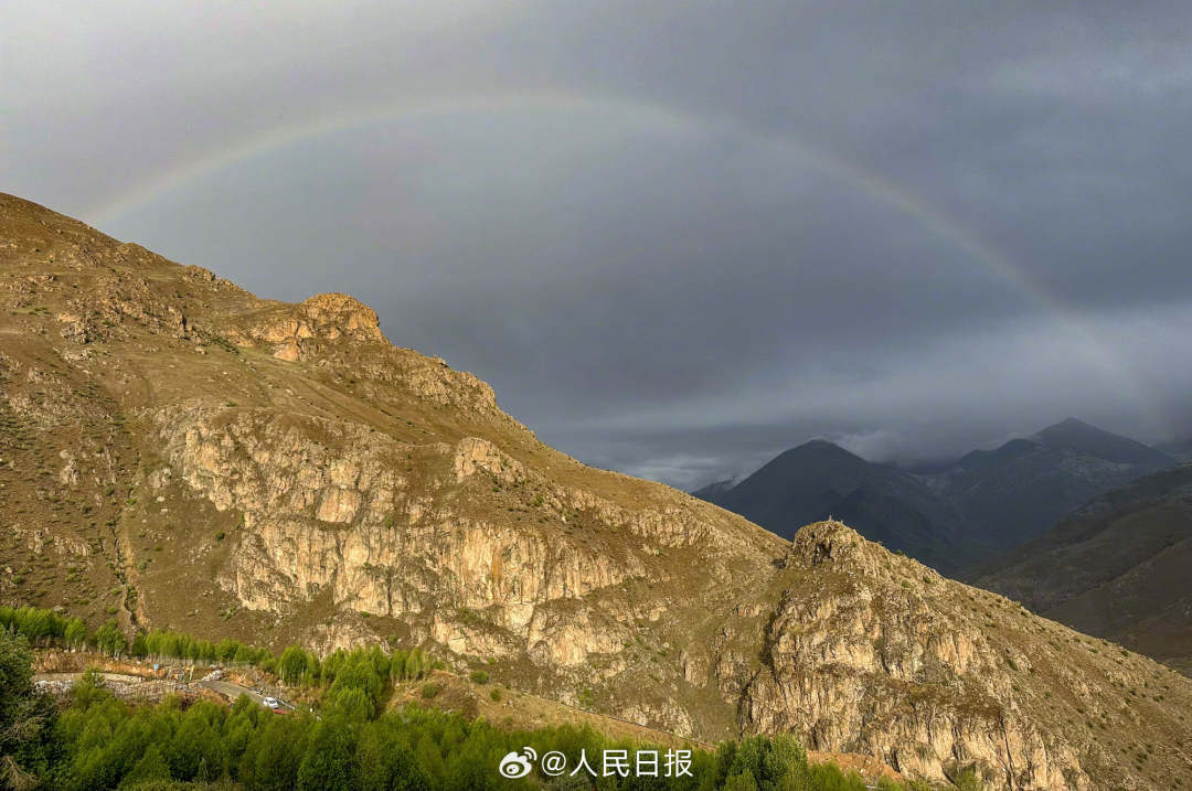 接好運(yùn)！青藏高原現(xiàn)巨大彩虹橋