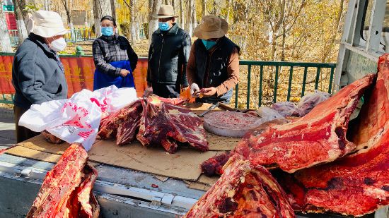 圖為市民正在買牛肉，本報(bào)記者 格桑倫珠攝(3737723)-20221201105107(1).jpg